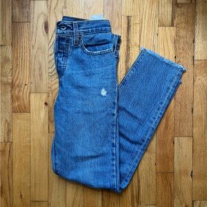 Distressed Levi’s wedgie jeans size 24